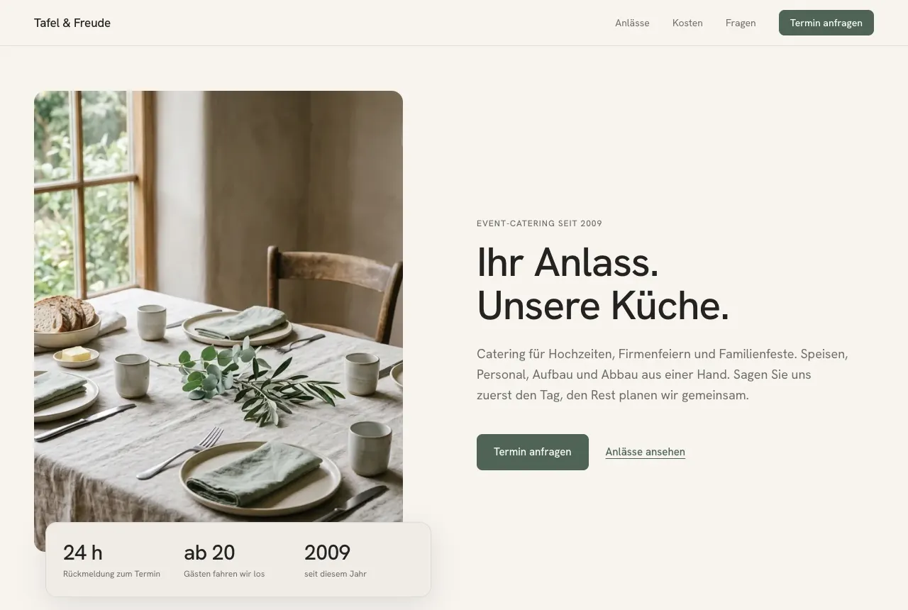 Startseite eines Caterers mit gedecktem Tisch und Terminanfrage