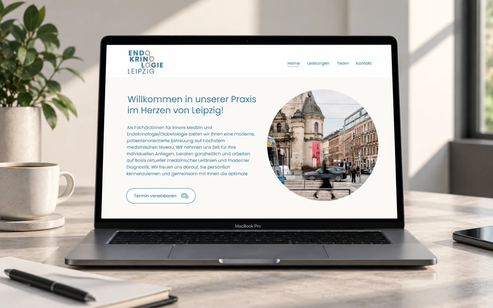 Die Website von Endokrinologie Leipzig auf einem Laptop