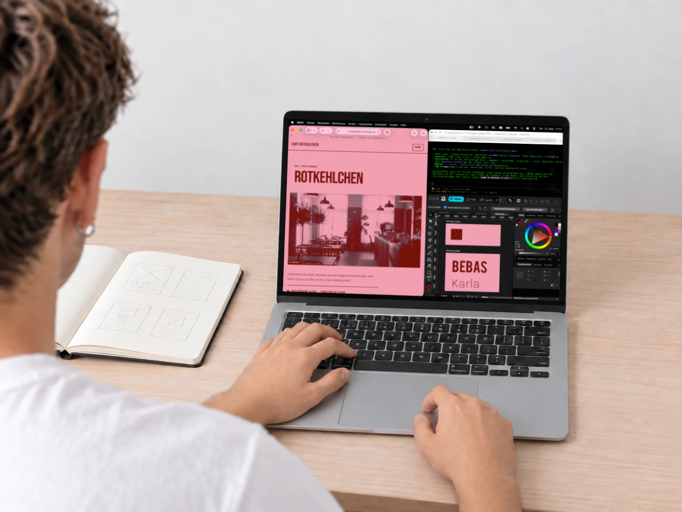 Blick über die Schulter auf einen Laptop: links der Entwurf einer Webseite, rechts Code und die Farb- und Schriftpalette dazu, daneben ein Skizzenbuch