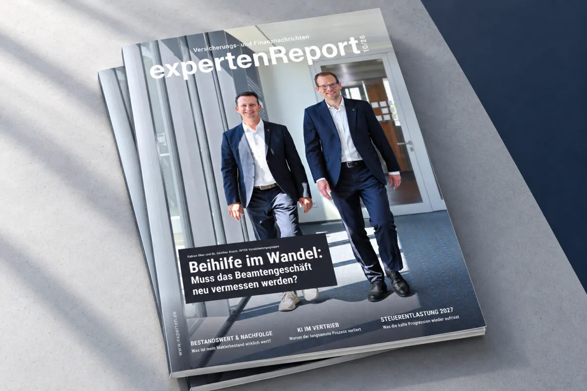 Zwei Ausgaben des expertenReport 10/26 mit dem Titel „Beihilfe im Wandel"