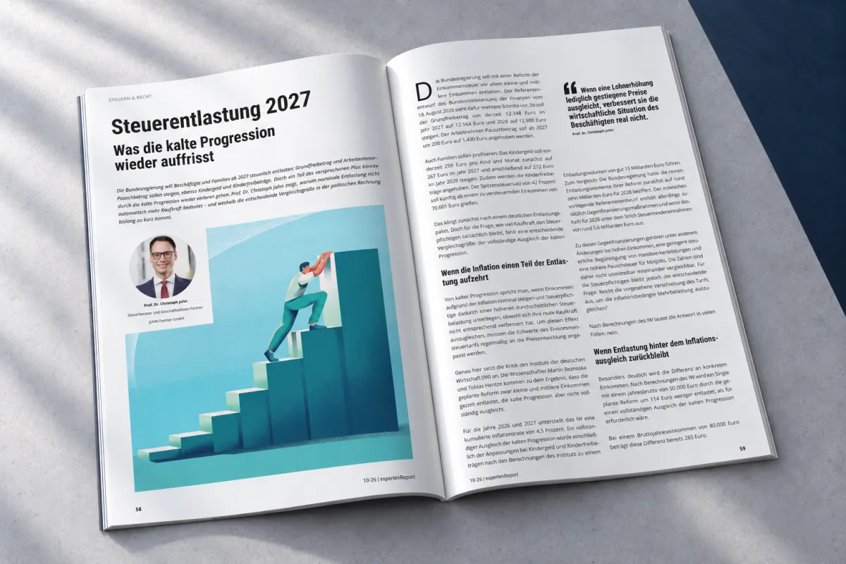 Aufgeschlagener expertenReport 10/26 mit der Doppelseite „Steuerentlastung 2027"